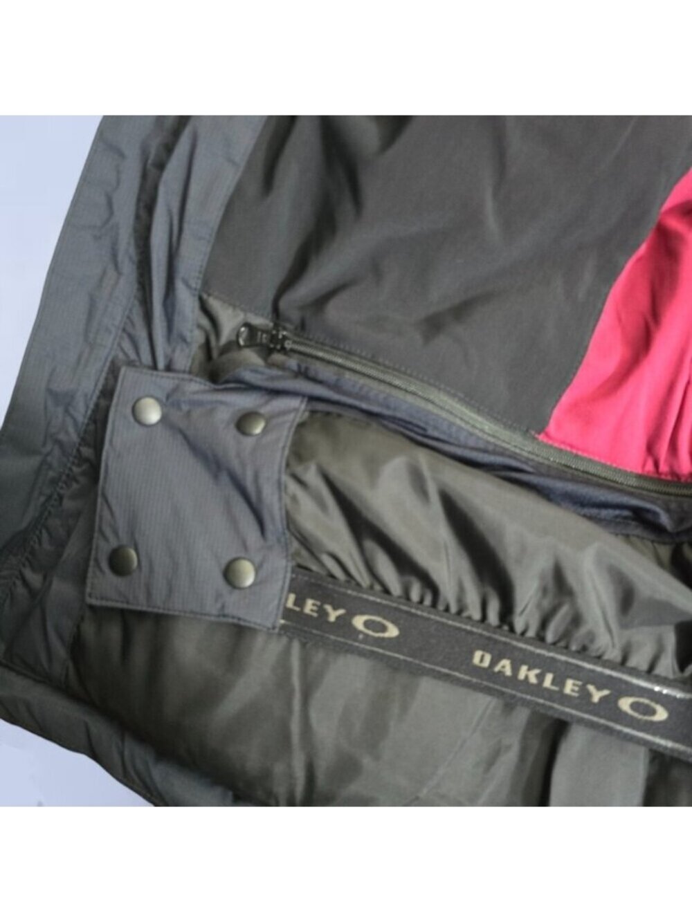 Oakley Snow Down 2L Black Down Women's Jacket - Size Large - Picture 10 of 10